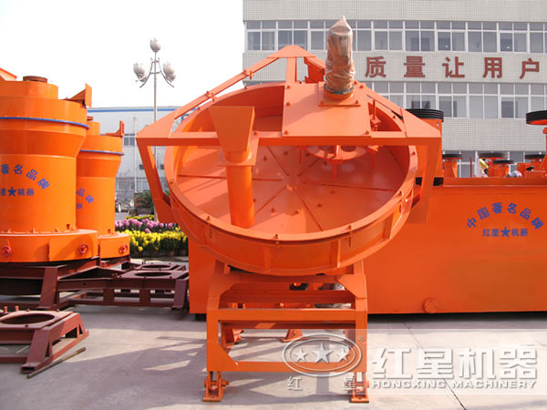 擺放廠區的圓盤造粒機設備 擺放廠區的圓盤造粒機設備