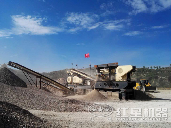 移動(dòng)式碎石機(jī)生產(chǎn)現(xiàn)場