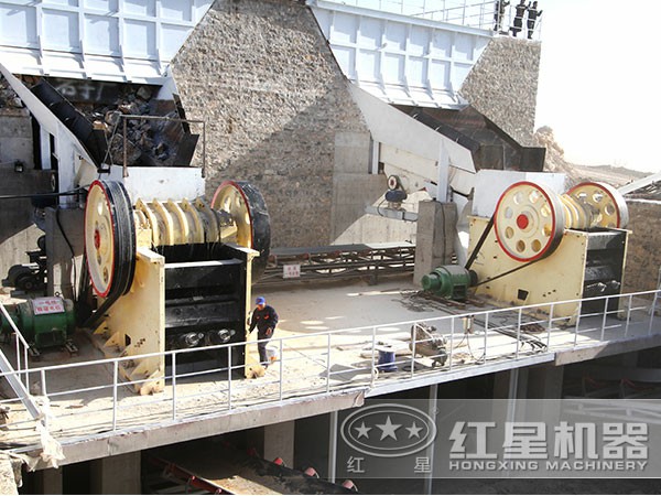 石灰石顎式破碎機作業(yè)現(xiàn)場 石灰石顎式破碎機作業(yè)現(xiàn)場