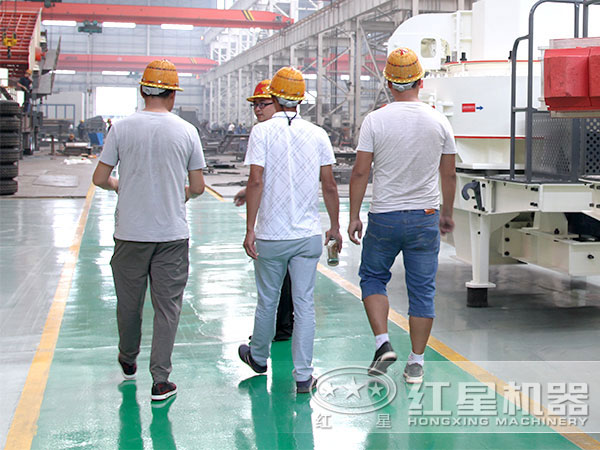 來廠參觀制砂機車間的用戶 來廠參觀制砂機車間的用戶