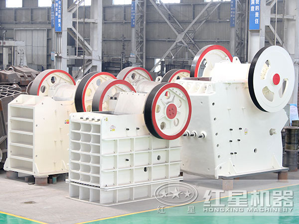 車間擺放的不同類型、型號的顎破