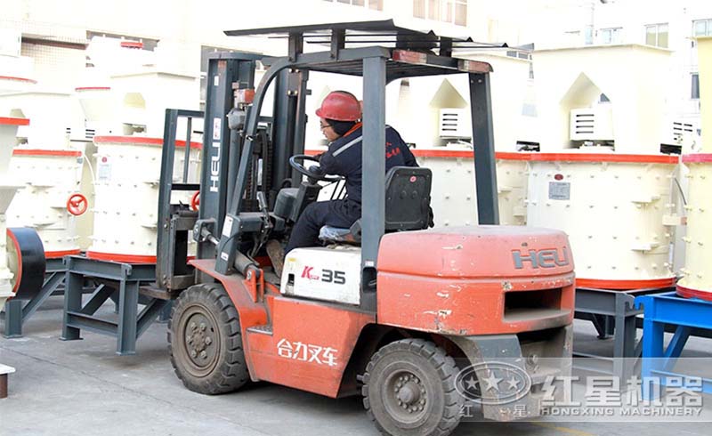 廠區(qū)擺放整齊的立式復(fù)合破碎機(jī) 廠區(qū)擺放整齊的立式復(fù)合破碎機(jī)