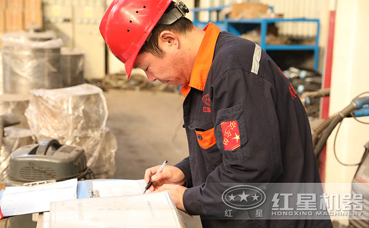 認(rèn)真作業(yè)的工作人員 認(rèn)真作業(yè)的工作人員