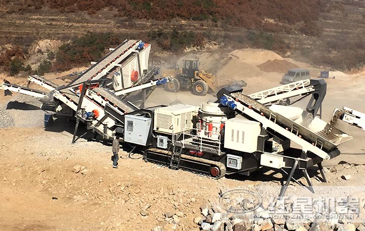 履帶移動碎石現場 履帶移動碎石現場