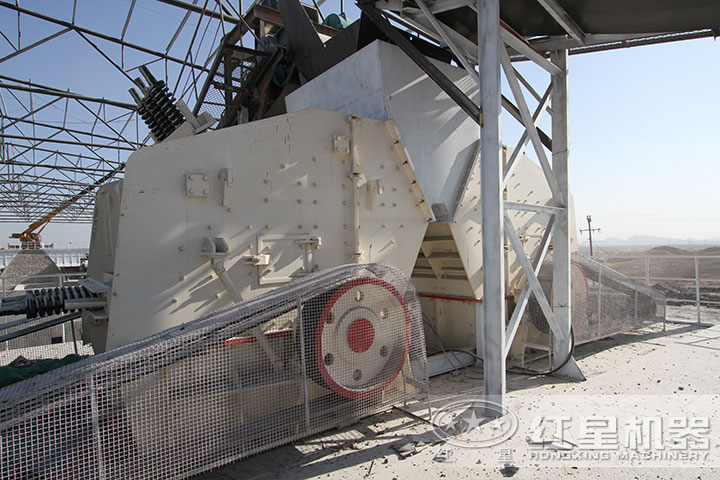 反擊式破碎機現(xiàn)場 反擊式破碎機現(xiàn)場