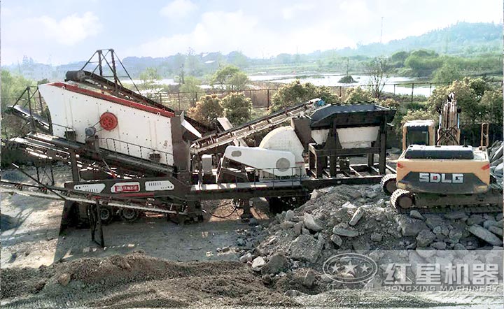 移動錘式破石機(jī)生產(chǎn)線現(xiàn)場 移動錘式破石機(jī)生產(chǎn)線現(xiàn)場