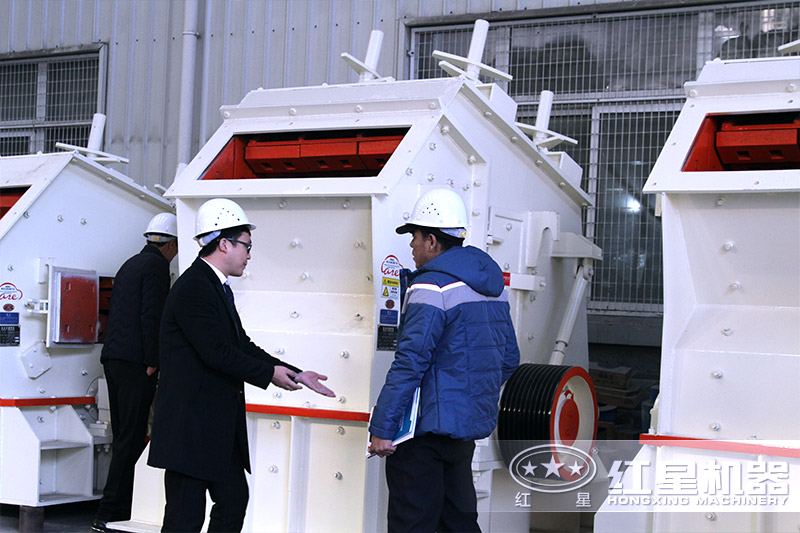 客戶(hù)來(lái)紅星廠區(qū)內(nèi)參觀 客戶(hù)來(lái)紅星廠區(qū)內(nèi)參觀