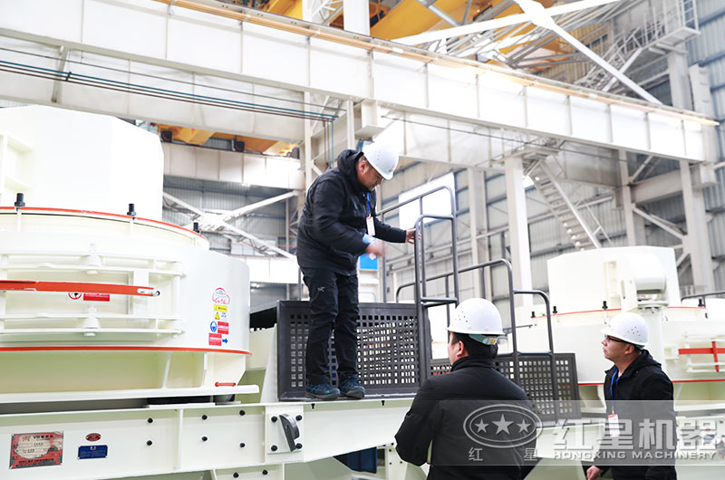 客戶來(lái)廠考察制砂碎石機(jī)設(shè)備 客戶來(lái)廠考察制砂碎石機(jī)設(shè)備