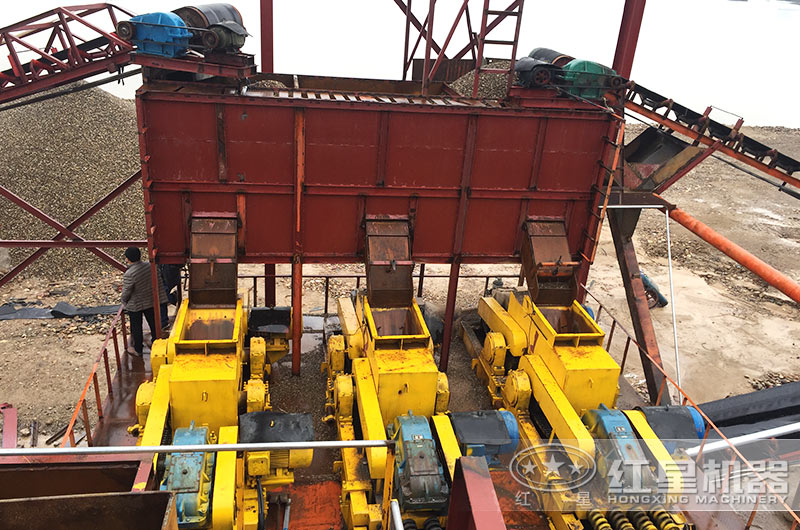 對(duì)輥制砂機(jī)作業(yè)現(xiàn)場(chǎng) 對(duì)輥制砂機(jī)作業(yè)現(xiàn)場(chǎng)