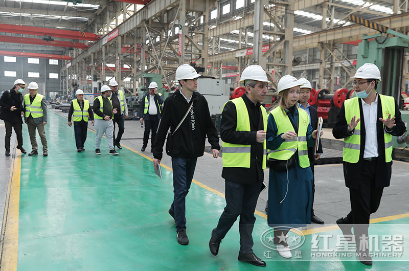 客戶一行來(lái)廠考察制砂設(shè)備 客戶一行來(lái)廠考察制砂設(shè)備